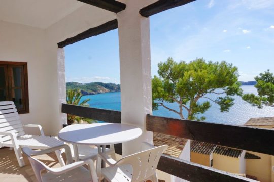 Apartamento mediterráneo con estupendas vistas al mar, soleada terraza, piscina y acceso al mar en Cala Fornells!