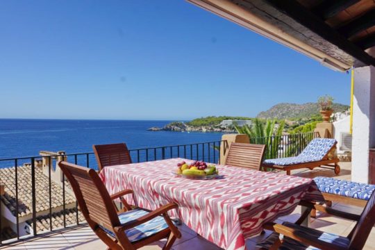 Encantador apartamento con impresionantes vistas al mar de 180º y una gran terraza para tomar el sol!