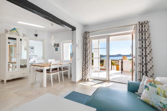 Hermoso apartamento con gran terraza, piscina y acceso al mar en Cala Fornells!