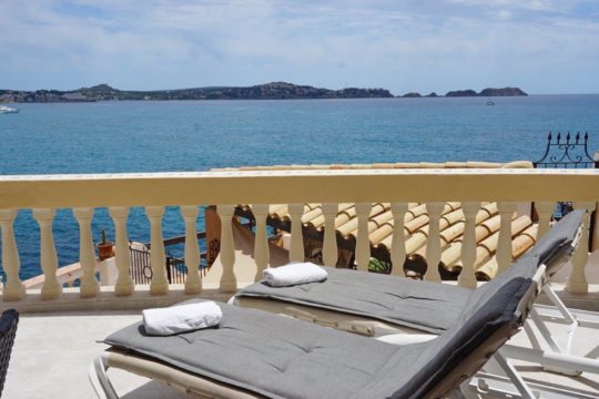 ¡Encantador apartamento con vistas al mar en estilo mediterráneo en un complejo con piscina comunitaria y acceso al mar!